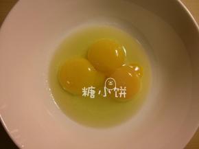 鸡蛋的蛋黄和蛋清分离
取3个蛋黄，加10G白砂糖和30ML油搅拌均匀