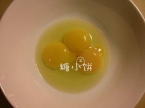 鸡蛋的蛋黄和蛋清分离
取3个蛋黄，加10G白砂糖和30ML油搅拌均匀