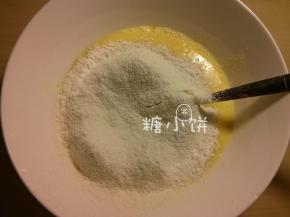 筛入低筋面粉切拌+翻拌均匀