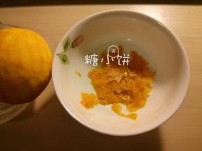 橙子洗净后擦干，用小刀削橙皮
削的是很薄的一层，不要取到白色部分