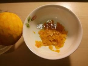 橙子洗净后擦干，用小刀削橙皮
削的是很薄的一层，不要取到白色部分
