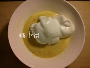 取一小半打发的蛋白糊加到步骤7的面糊中翻拌均匀