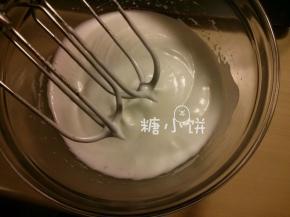 向3个蛋清中分2-3次加入40G白砂糖打发至直立尖角状态