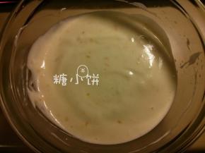 再加入剩下的蛋白糊翻拌均匀