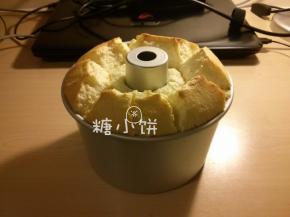 送入预热好165℃的烤箱下层，上下火烤28分钟即可
（中途在表面加盖锡纸防止表面上色过深，取出倒扣放凉后再脱模）