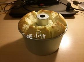 送入预热好165℃的烤箱下层，上下火烤28分钟即可
（中途在表面加盖锡纸防止表面上色过深，取出倒扣放凉后再脱模）