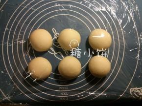 分割成6份，滚圆，表面盖上保鲜膜醒15分钟