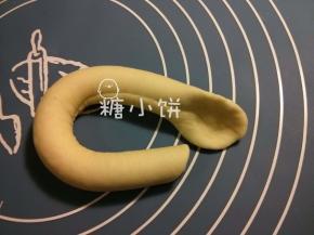 在其中一端如图示用手指压出一个凹槽