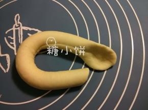 在其中一端如图示用手指压出一个凹槽