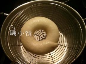 水1000ML加白砂糖50G大火煮开后转中火保持半开
放入贝果面团生坯，每面煮20-30秒后立刻捞出