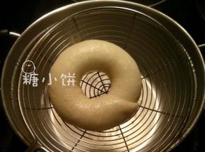 水1000ML加白砂糖50G大火煮开后转中火保持半开
放入贝果面团生坯，每面煮20-30秒后立刻捞出