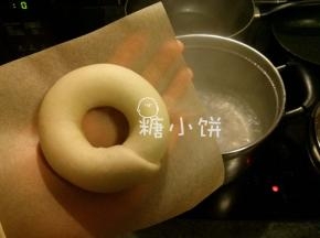 所谓裁剪好的油纸，就是如图这样
裁差不多贝果生坯大小的油纸分别垫在每一只生坯下面
这样子拿取面团会比较方便