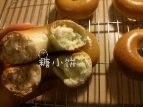 半夜出炉立即啃了一只顺便拍一下掰开的效果图
是的没错被啃掉的就是那只看起来最胖的
所以有句话实在是很有道理：不要长太胖，会被吃掉的呦！