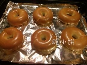 送入预热好200度的烤箱中上层烤14分钟，再转175度烤6分钟即可
（一般都放中下层全程200度，我的烤箱没有下火，所以放中上层，中途降温以免上色过深）