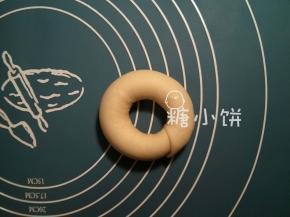 用凹槽端包裹另一端，底部接口处捏紧即完成一个生坯
依次完成6个生坯，放在裁剪好的油纸上，室温（大约26度）发酵25分钟