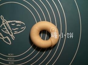 用凹槽端包裹另一端，底部接口处捏紧即完成一个生坯
依次完成6个生坯，放在裁剪好的油纸上，室温（大约26度）发酵25分钟