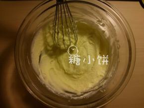 将回温到室温的淡奶油分次加入步骤1打发号的黄油中打匀