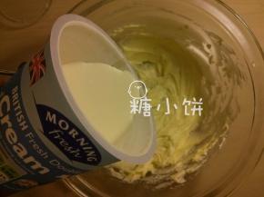 等待黄油软化的同时也把淡奶油从冰箱取放在室温回温备用