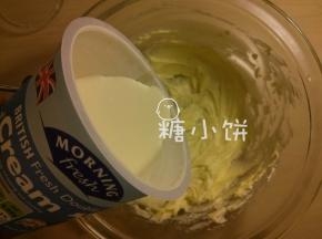 等待黄油软化的同时也把淡奶油从冰箱取放在室温回温备用