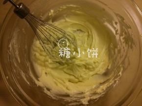 黄油室温软化，加糖粉打发至颜色变浅体积变大呈蓬松羽毛状