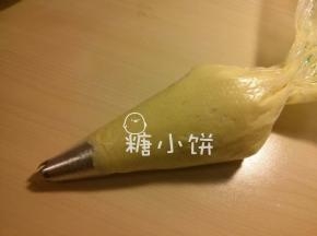 裱花袋剪个口子，塞入八齿裱花嘴，装入拌好的曲奇面团