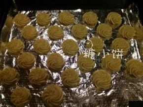 挤在铺好锡纸的烤盘上