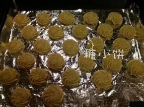 挤在铺好锡纸的烤盘上