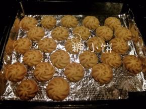 送入预热好170摄氏度的烤箱中层烤20-25分钟即可
（我的烤箱只有单上管，此处用的单上管加热，温度时间请根据自家烤箱习惯调整）