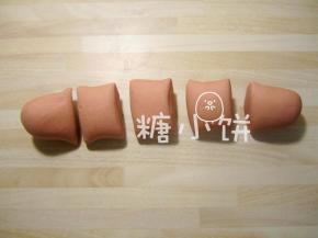 面团一发后滚成长条，等分成5个剂子