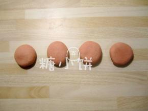 每个剂子再分成4等分分别滚圆压扁