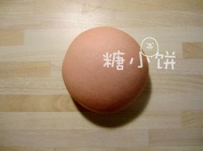 酒酿里面的米粒挤干净汁后滤掉不用，取100G酒酿汁和面。
酒酿可以使面团发酵但是比较缓慢，所以这里添加了少量的干酵母作为补充。
所有材料混合揉成光滑均匀的面团。