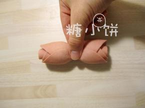 再从下往上卷起（也就是从那张叠在最上层的面片开始卷），用手从中间掐断