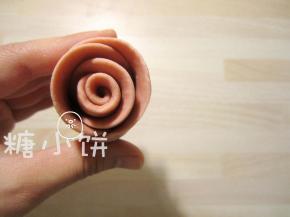 卷好的面片自然形成玫瑰花瓣的样子