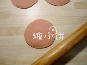 每个压扁的小剂子擀成比饺子皮略厚的中间厚周围薄的圆片