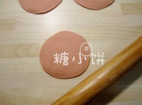 每个压扁的小剂子擀成比饺子皮略厚的中间厚周围薄的圆片