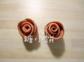 拧断面卷后将断面朝下就得到两朵玫瑰