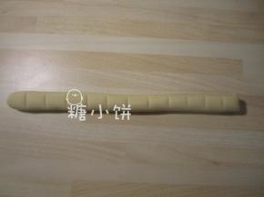 所有面团材料揉光以后用保鲜袋包好醒2个小时，搓成长条以后分成12个剂子。
取其中两份加1/2茶匙红曲粉和几滴水揉成粉色面团配色用。剩余10份白色剂子用湿纱布盖好防干