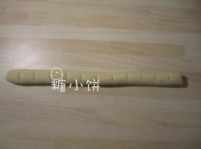 所有面团材料揉光以后用保鲜袋包好醒2个小时，搓成长条以后分成12个剂子。
取其中两份加1/2茶匙红曲粉和几滴水揉成粉色面团配色用。剩余10份白色剂子用湿纱布盖好防干