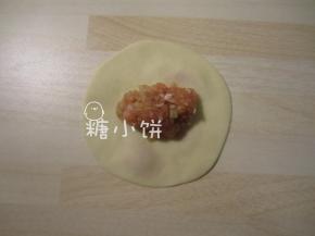 有配色的部分朝下，中间摆上馅料，此处用的猪肉馅，可以根据自己喜好换成别的。蒸饺的馅料不要太湿，否则容易走形