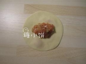 有配色的部分朝下，中间摆上馅料，此处用的猪肉馅，可以根据自己喜好换成别的。蒸饺的馅料不要太湿，否则容易走形