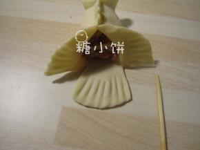 在尾部剪两刀，用牙签仔面皮上压出印子