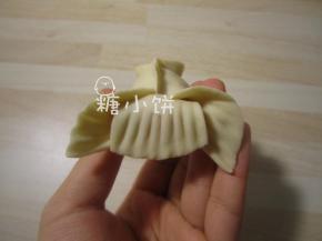 把中间的面皮向上包，把整个缺口封住保证不露馅