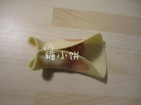 在靠左的位置把左边面皮和上下面皮捏合，作为金鱼眼睛