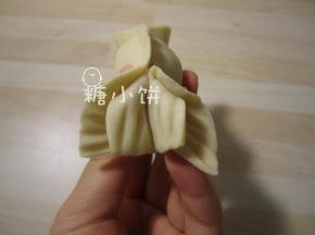再在尾部捏一下，整理出鱼尾巴的造型