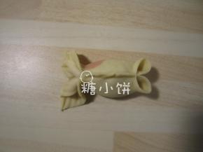 生坯完成。鱼背上可以捏一些褶皱当鱼鳍，不捏也行