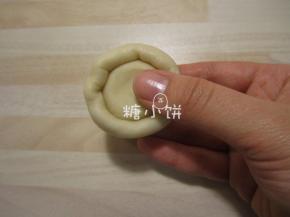 将油酥裹到油皮中，边按压油酥边把油皮推上来收拢，收口