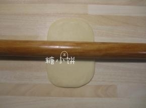 取其中一个剂子擀成长方面片