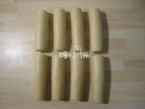 依次做好8个卷。
如果做得量比较大，做好最后一个时第一个面卷就差不多可以直接进行下一步。
如果量小的话，最好再多醒1-2分钟。