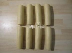 依次做好8个卷。
如果做得量比较大，做好最后一个时第一个面卷就差不多可以直接进行下一步。
如果量小的话，最好再多醒1-2分钟。