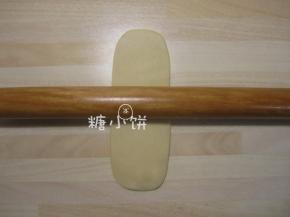 取第一个做好的面卷再次擀开